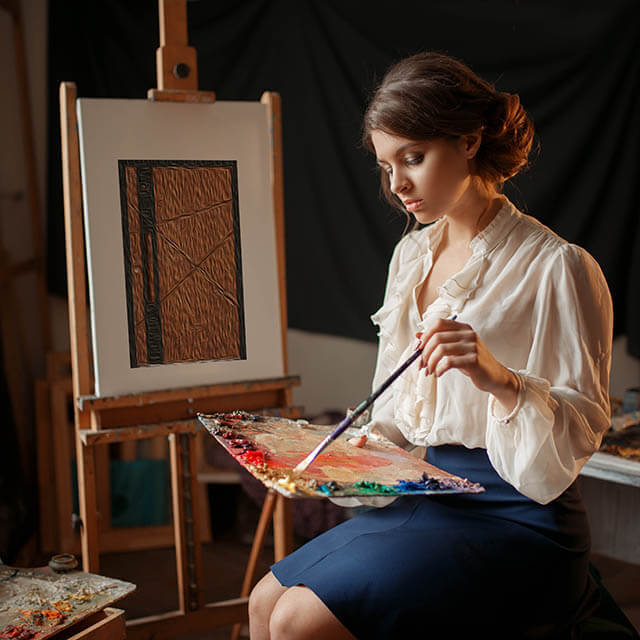 Młoda kobieta malująca obraz