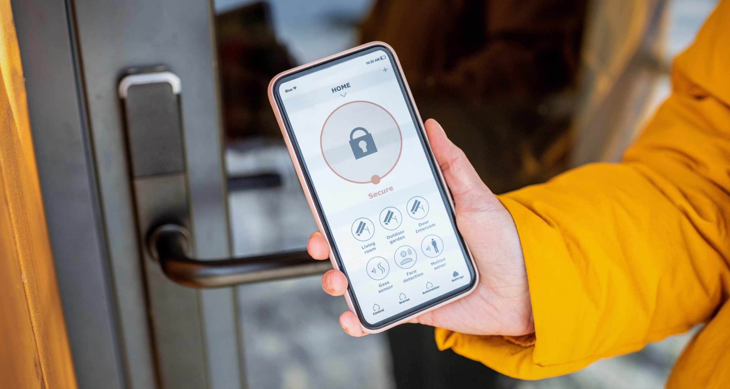 Blokowanie smartlocka na drzwiach wejściowych za pomocą smartfona zdalnie.