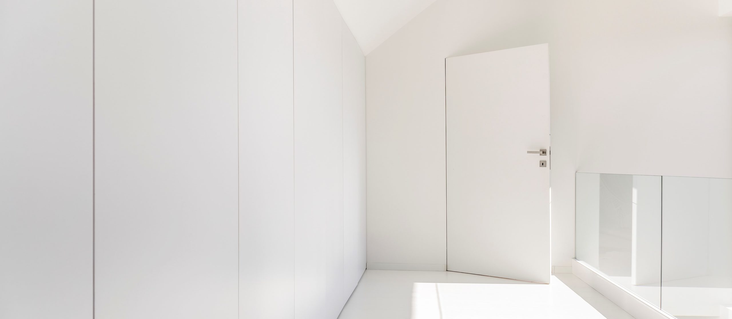 Białe wnętrze domu z lustrem i otwartymi drzwiami, neway, neway exclusive doors, drzwi z aluminium