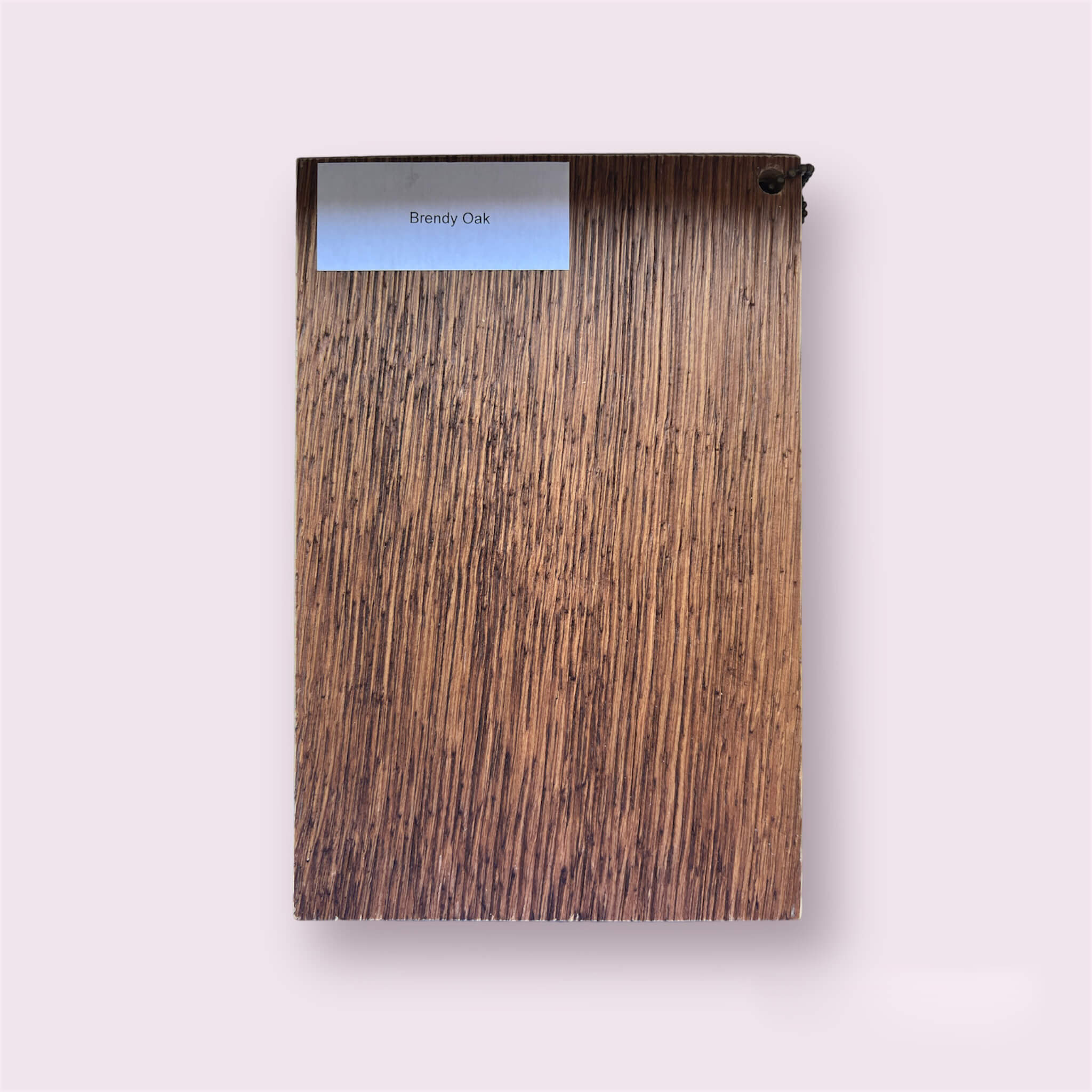 Zdjęcie przedstawia fornir Brendy Oak - cienką warstwę drewna o wyjątkowym wyglądzie w kolorze Brendy Oak