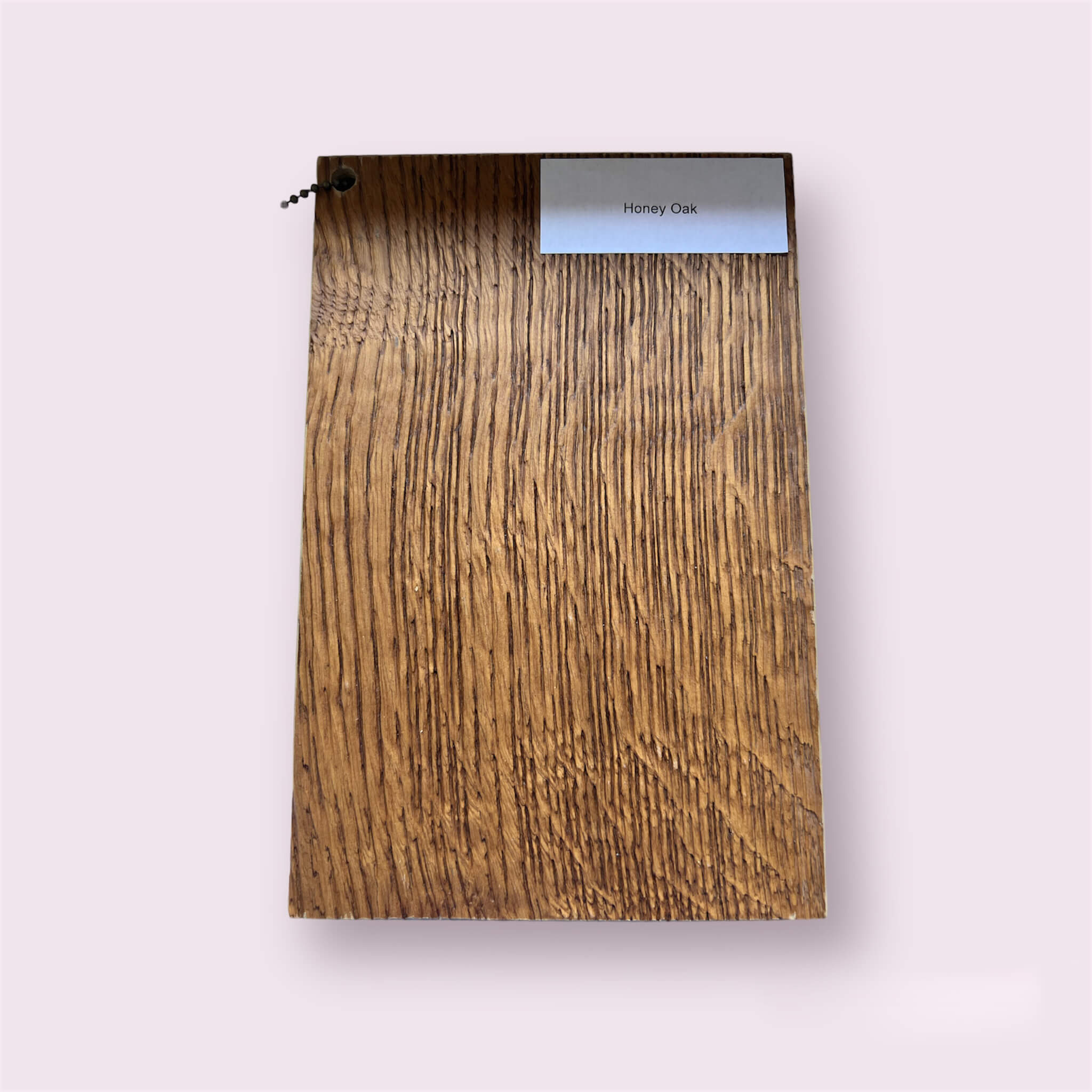 Zdjęcie przedstawia fornir Honey Oak - cienką warstwę drewna o ciepłym wyglądzie w kolorze Honey Oak