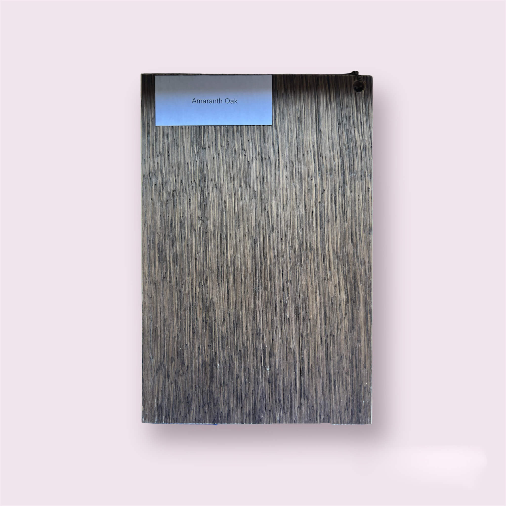 Zdjęcie przedstawia fornir Amaranth Oak - cienką warstwę drewna o eleganckim wyglądzie w kolorze Amaranth Oak