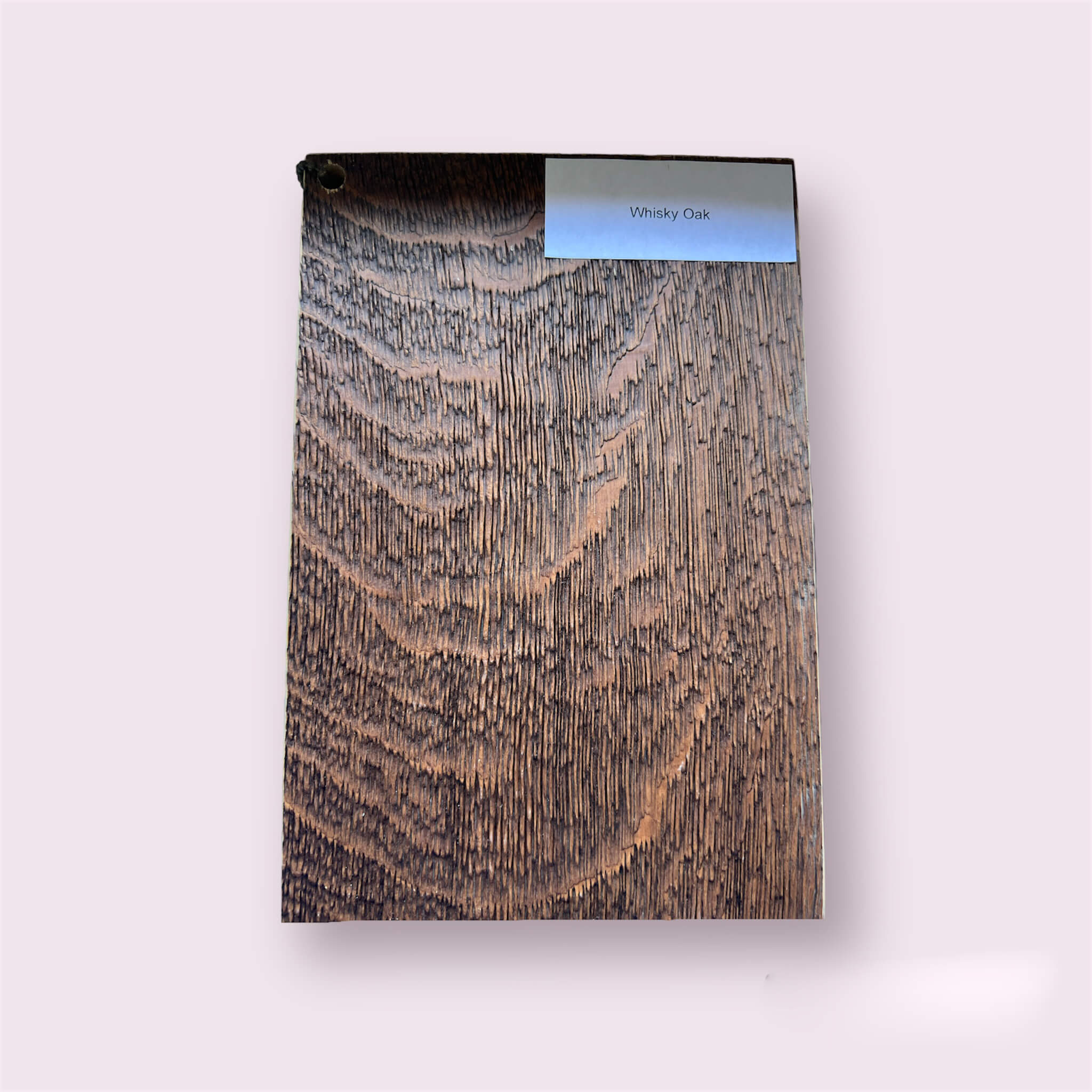 Zdjęcie przedstawia fornir Whiskey Oak - drewnianą okleinę w kolorze Whiskey Oak.